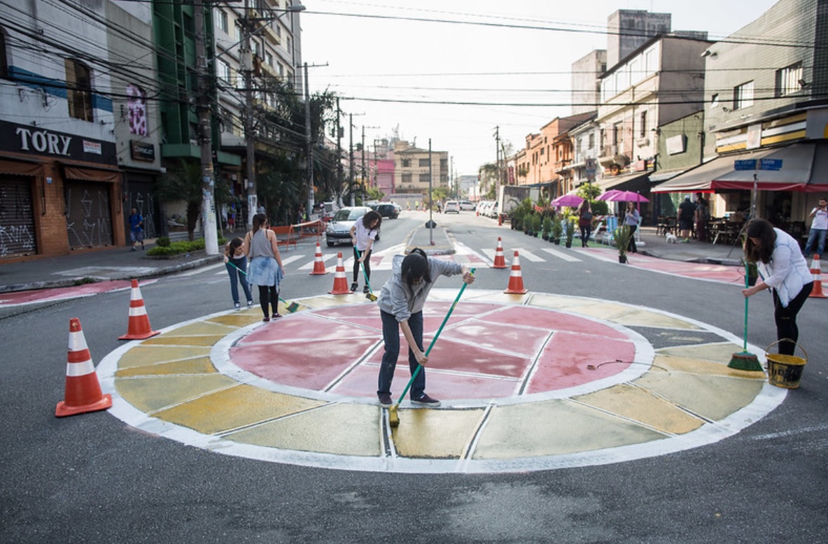 <p>foto de pedestres atravessando rua com sinalização horizontal</p>