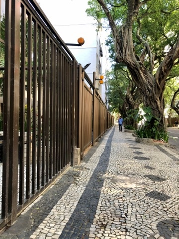 foto de calçada portuguesa em Ipanema, no Rio de Janeiro><p class=