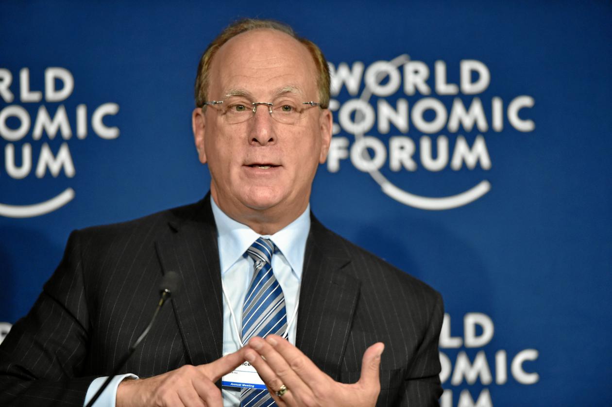 <p>Foto de Larry Flink durante um painel do Fórum Econômico Mundial</p>