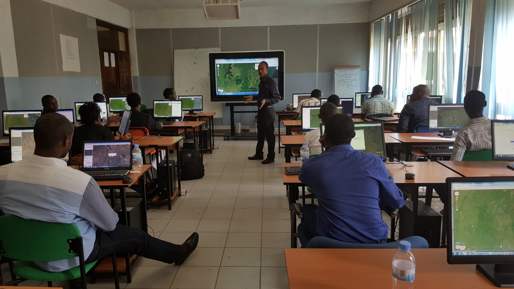 <p>Imagem de uma sala com participantes da mapatona em Ruanda</p>