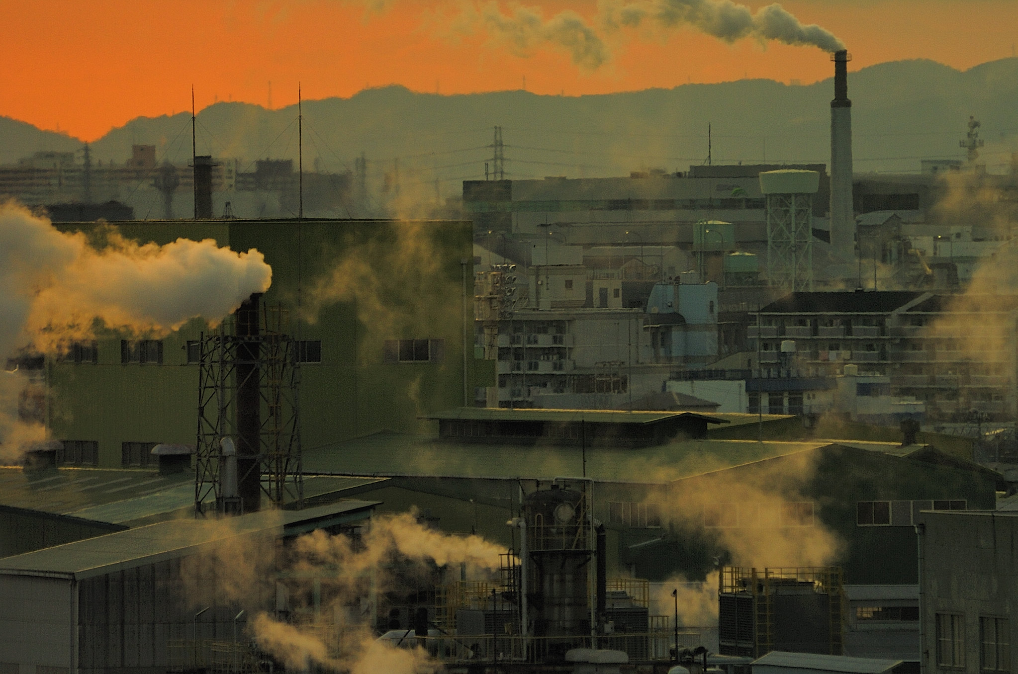 <p>imagem mostra cidades e poluição do ar causada por fábricas</p>