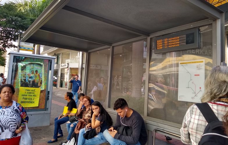 <p>Pessoas sentadas em ponto de ônibus em Belo Horizonte (Foto: Virginia Tavares/WRI Brasil)</p>