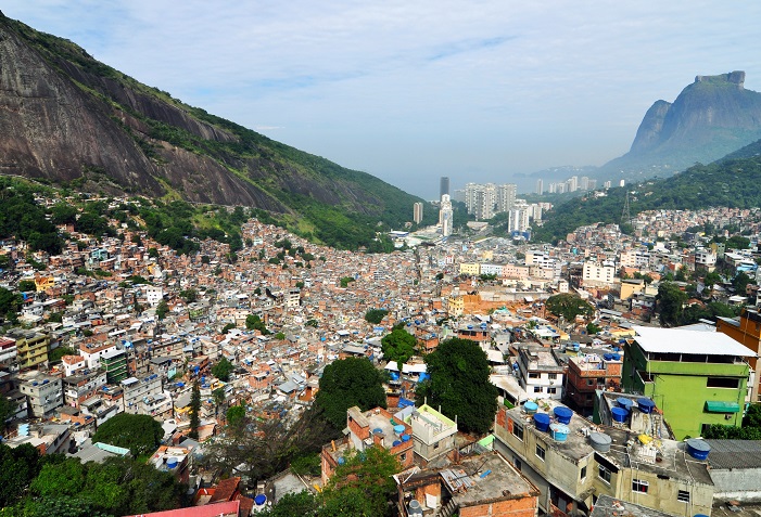 <p>Vista do Rio de Janeiro com favelas e prédios ao fundo</p>