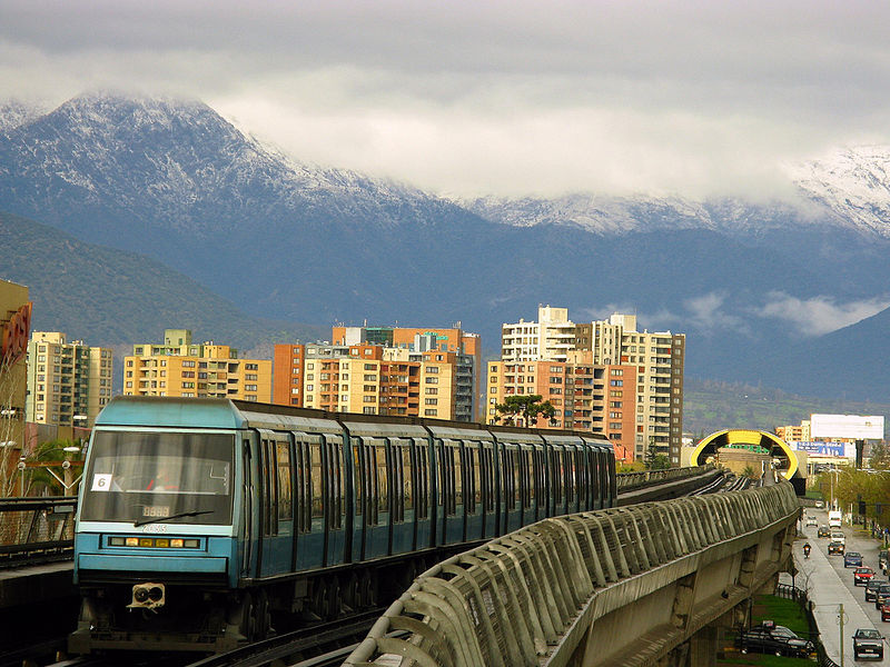 <p>Aumento na tarifa do metrô de Santiago levou a protestos generalizados em outubro (foto: Ariel Cruz Pizarro/Wikimedia Commons)</p>