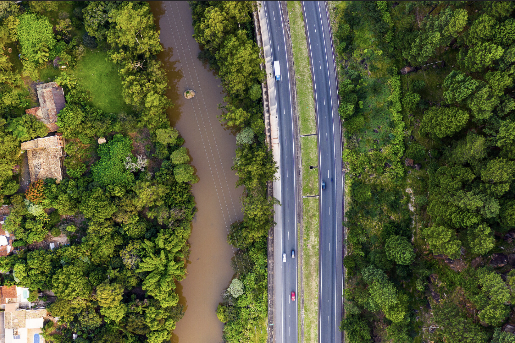 <p>imagem aérea de estrada em campinas às margens de rio</p>