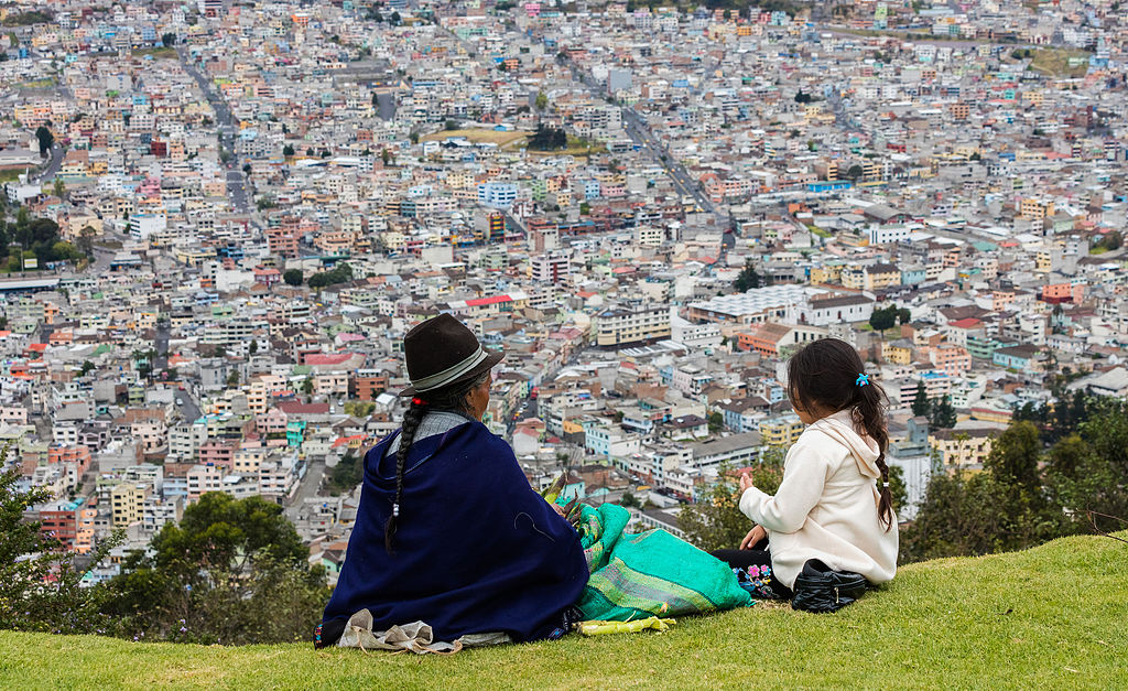 <p> Uma mulher e uma menina indígena olham para Quito, onde o governo consultou os moradores para incluir seus conhecimentos tradicionais em soluções de adaptação climática</p>