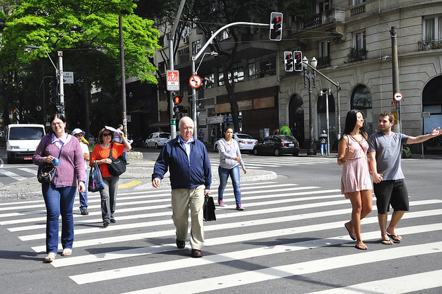 <p>pedestres atravessando a rua</p>