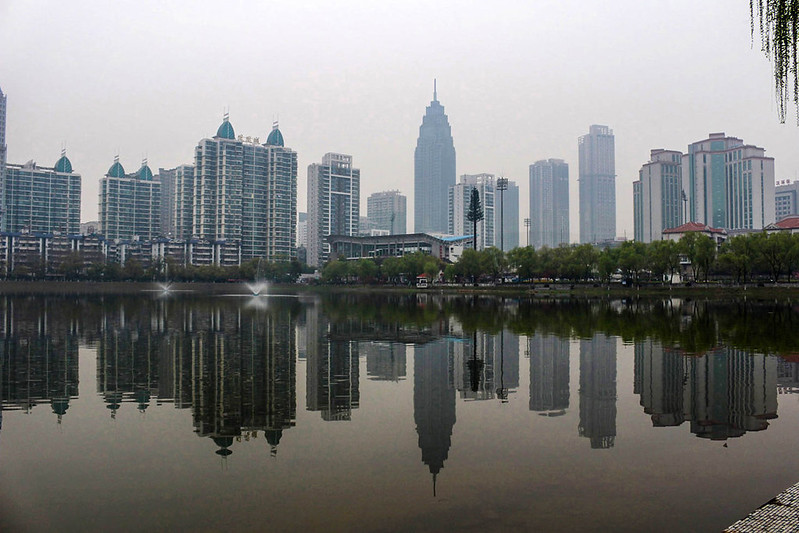<p>Wuhan, na China, é uma das cidades que está se adaptando com superfícies permeáveis (foto: Brian Godfrey/Flickr)</p>